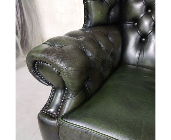 Coppia di poltrone chesterfield monk o bergere vintage inglese originale in pelle verde 