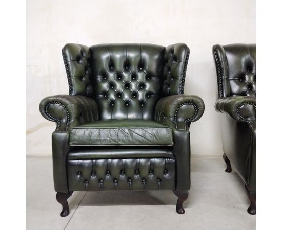 Coppia di poltrone chesterfield monk o bergere vintage inglese originale in pelle verde 