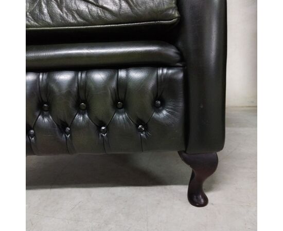 Coppia di poltrone chesterfield monk o bergere vintage inglese originale in pelle verde 