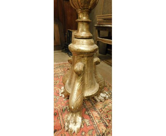  LAMP242 - Candeliere in legno laccato e scolpito, misure cm L 32 x P 33 x H 172  