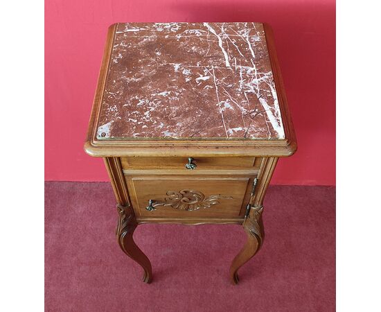 Comodino Art Nouveau con marmo