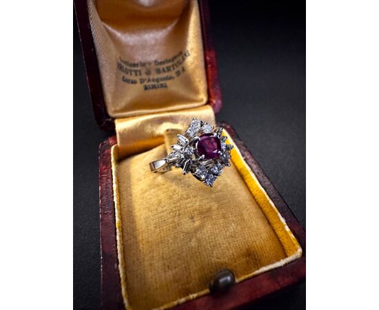 Anello in Platino  con  Rubino  e  Diamanti  