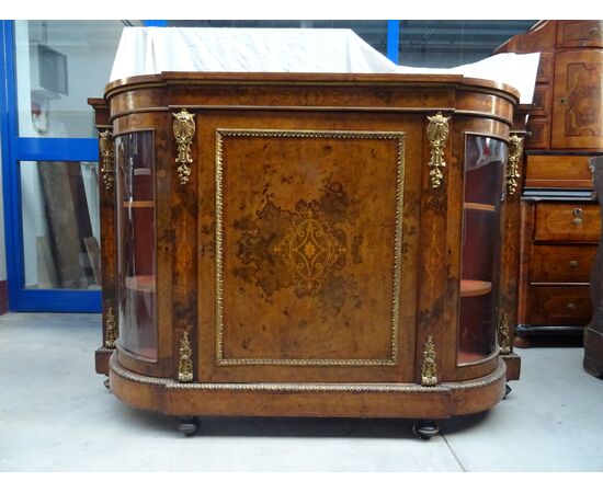 Credenza Vittoriana in radica di noce intarsiata e con bronzi fine 1800 inglese