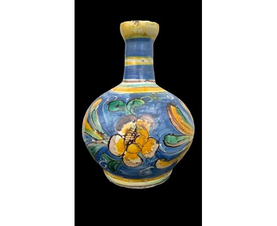 Vaso bottiglia in maiolica con decoro floreale.Caltagirone.