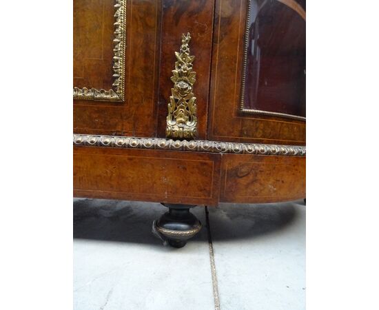 Credenza Vittoriana in radica di noce intarsiata e con bronzi fine 1800 inglese