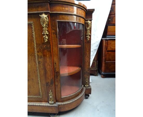 Credenza Vittoriana in radica di noce intarsiata e con bronzi fine 1800 inglese