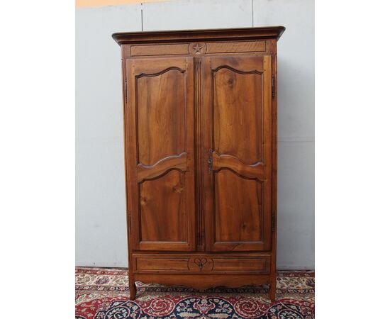 PICCOLO ARMADIO A DUE PORTE IN NOCE STILE PROVENZALE RESTAURATO Cm L112xP50xH199