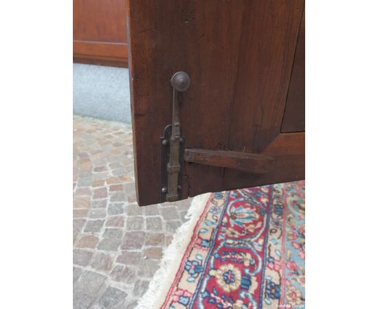 ARMADIO DUE PORTE IN NOCE STILE LUIGI XIV EPOCA SETTECENTO RESTAURATO L156xP59xH233