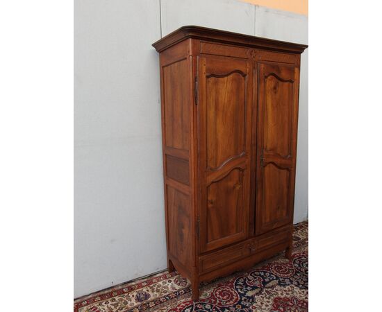 PICCOLO ARMADIO A DUE PORTE IN NOCE STILE PROVENZALE RESTAURATO Cm L112xP50xH199