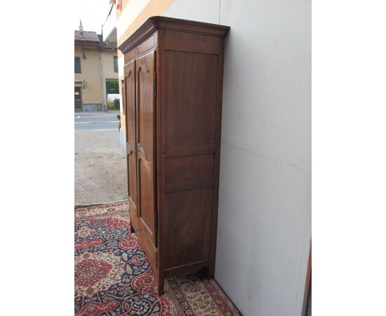 PICCOLO ARMADIO A DUE PORTE IN NOCE STILE PROVENZALE RESTAURATO Cm L112xP50xH199