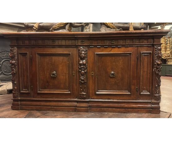  ARM228 - Credenza in noce, epoca '500/'600, misure cm L 240 x P 81 x H 118 