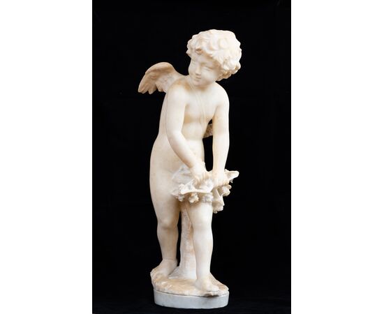 Scultura antica in alabastro raffigurante Cupido. Francia XIX secolo.