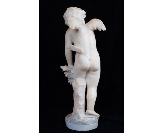 Scultura antica in alabastro raffigurante Cupido. Francia XIX secolo.