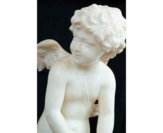 Scultura antica in alabastro raffigurante Cupido. Francia XIX secolo.