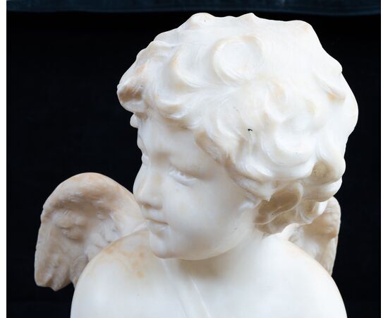 Scultura antica in alabastro raffigurante Cupido. Francia XIX secolo.