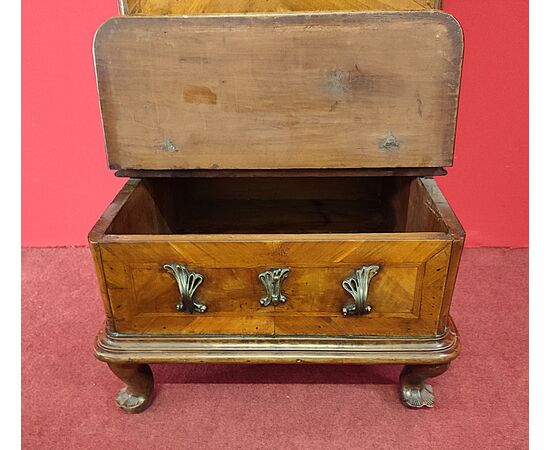 Venetian cherry kneeler