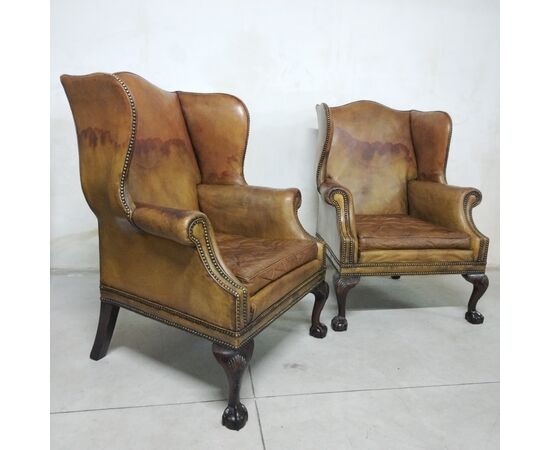 Antica coppia di poltrone chesterfield Wing Back o bergere inglese originale marrone cognac 