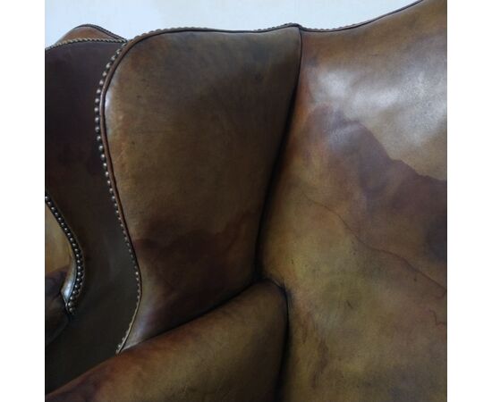 Antica coppia di poltrone chesterfield Wing Back o bergere inglese originale marrone cognac 