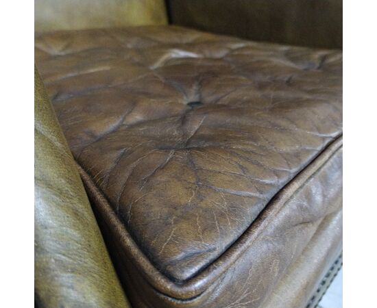 Antica coppia di poltrone chesterfield Wing Back o bergere inglese originale marrone cognac 