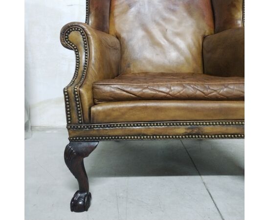 Antica coppia di poltrone chesterfield Wing Back o bergere inglese originale marrone cognac 