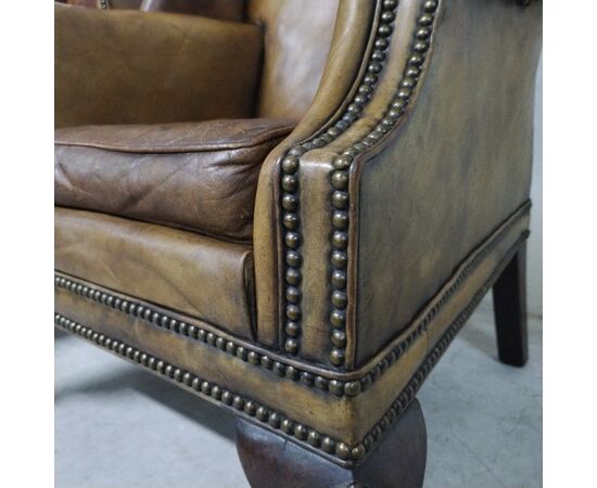 Antica coppia di poltrone chesterfield Wing Back o bergere inglese originale marrone cognac 