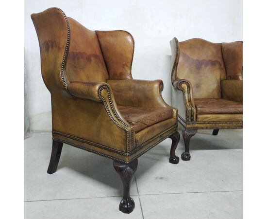 Antica coppia di poltrone chesterfield Wing Back o bergere inglese originale marrone cognac 