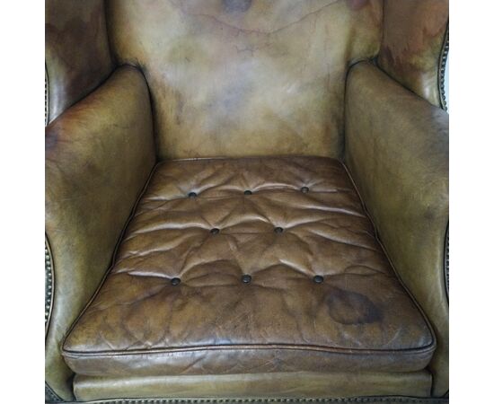 Antica coppia di poltrone chesterfield Wing Back o bergere inglese originale marrone cognac 