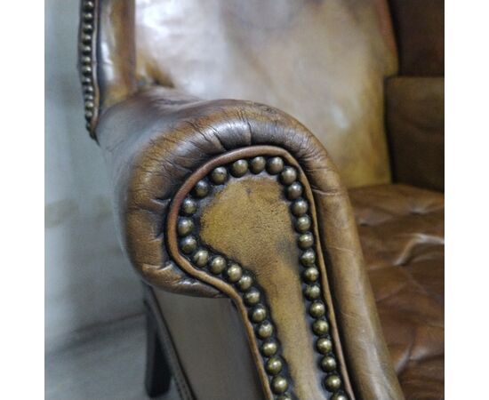 Antica coppia di poltrone chesterfield Wing Back o bergere inglese originale marrone cognac 