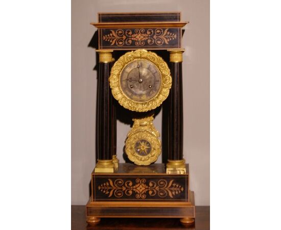 Orologio da tavolo francese stile Carlo X in bosso e legno ebanizzato del 1800