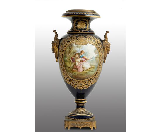 Vaso antico Napoleone III Francese in porcellana di Sevres con innesti di elementi in bronzo dorato firmato" L.Bertren". Periodo XIX secolo.