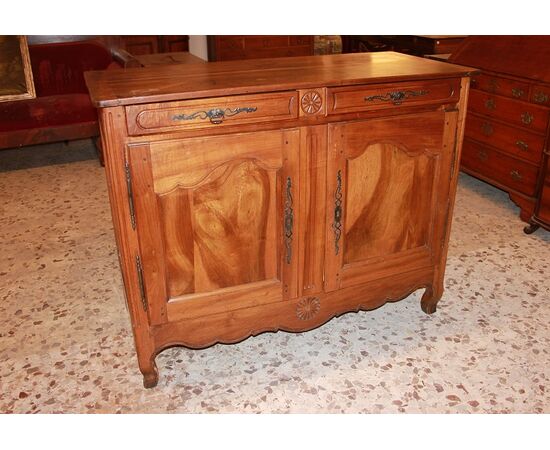 Credenza 2 porte francese in legno di noce stile Provenzale con motivo di intaglio XIX secolo