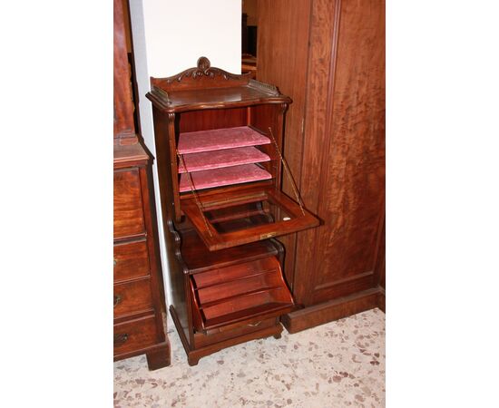 Piccolo cabinet vetrina inglese della seconda metà del 1800 stile Vittoriano in legno di mogano