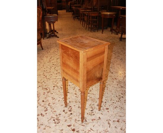 Mobiletto comodino francese stile Luigi XVI del 1800 in legno di noce con serrandina