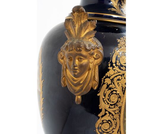 Vaso antico Napoleone III Francese in porcellana di Sevres con innesti di elementi in bronzo dorato firmato" L.Bertren". Periodo XIX secolo.