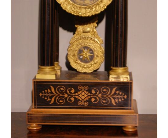 Orologio da tavolo francese stile Carlo X in bosso e legno ebanizzato del 1800