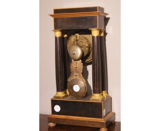 Orologio da tavolo francese stile Carlo X in bosso e legno ebanizzato del 1800