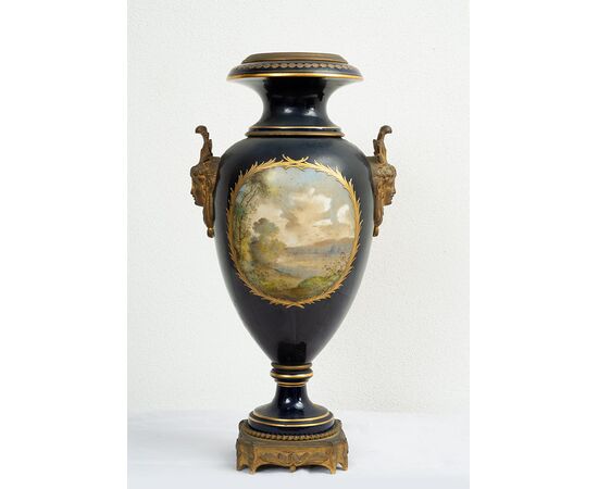 Vaso antico Napoleone III Francese in porcellana di Sevres con innesti di elementi in bronzo dorato firmato" L.Bertren". Periodo XIX secolo.