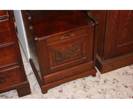 Piccolo cabinet vetrina inglese della seconda metà del 1800 stile Vittoriano in legno di mogano