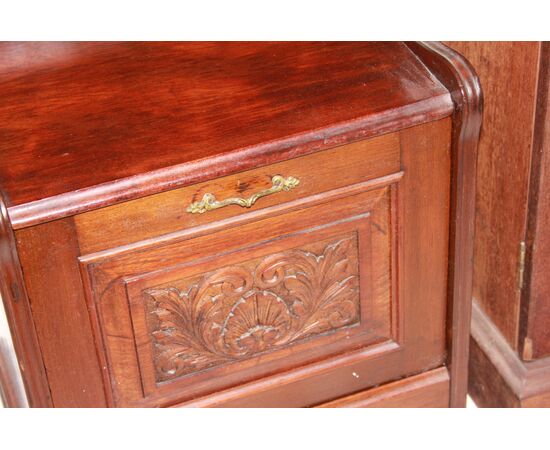 Piccolo cabinet vetrina inglese della seconda metà del 1800 stile Vittoriano in legno di mogano