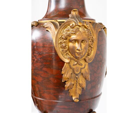 Vaso/Lampada antica Napoleone III Francese in marmo rosso griotte con innesti di elementi in bronzo dorato. Periodo XIX secolo.