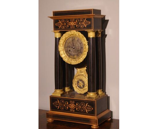 Orologio da tavolo francese stile Carlo X in bosso e legno ebanizzato del 1800