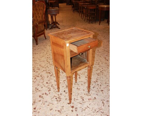 Mobiletto comodino francese stile Luigi XVI del 1800 in legno di noce con serrandina