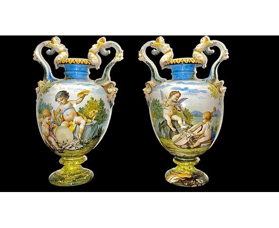 Coppia di vasi in maiolica decorati con putti in ambiente agreste.Ginori