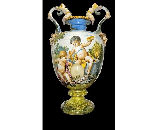 Coppia di vasi in maiolica decorati con putti in ambiente agreste.Ginori