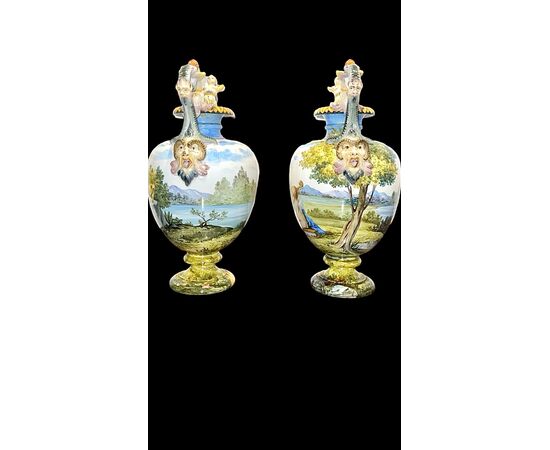 Coppia di vasi in maiolica decorati con putti in ambiente agreste.Ginori