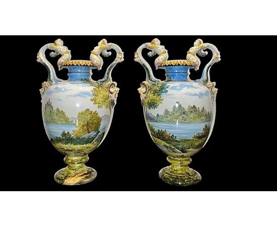 Coppia di vasi in maiolica decorati con putti in ambiente agreste.Ginori