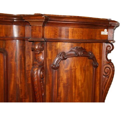 Credenza Inglese di metà 1800 stile Vittoriano in mogano riccamente intagliata 