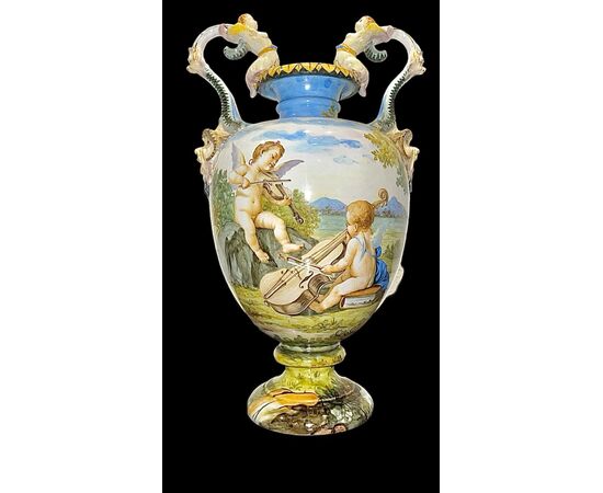 Coppia di vasi in maiolica decorati con putti in ambiente agreste.Ginori