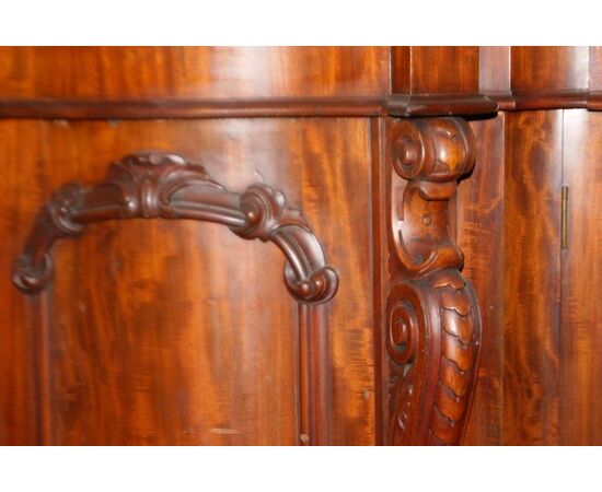 Credenza Inglese di metà 1800 stile Vittoriano in mogano riccamente intagliata 