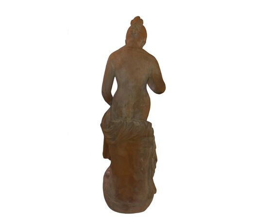 Scultura raffigurante Ninfa in terracotta